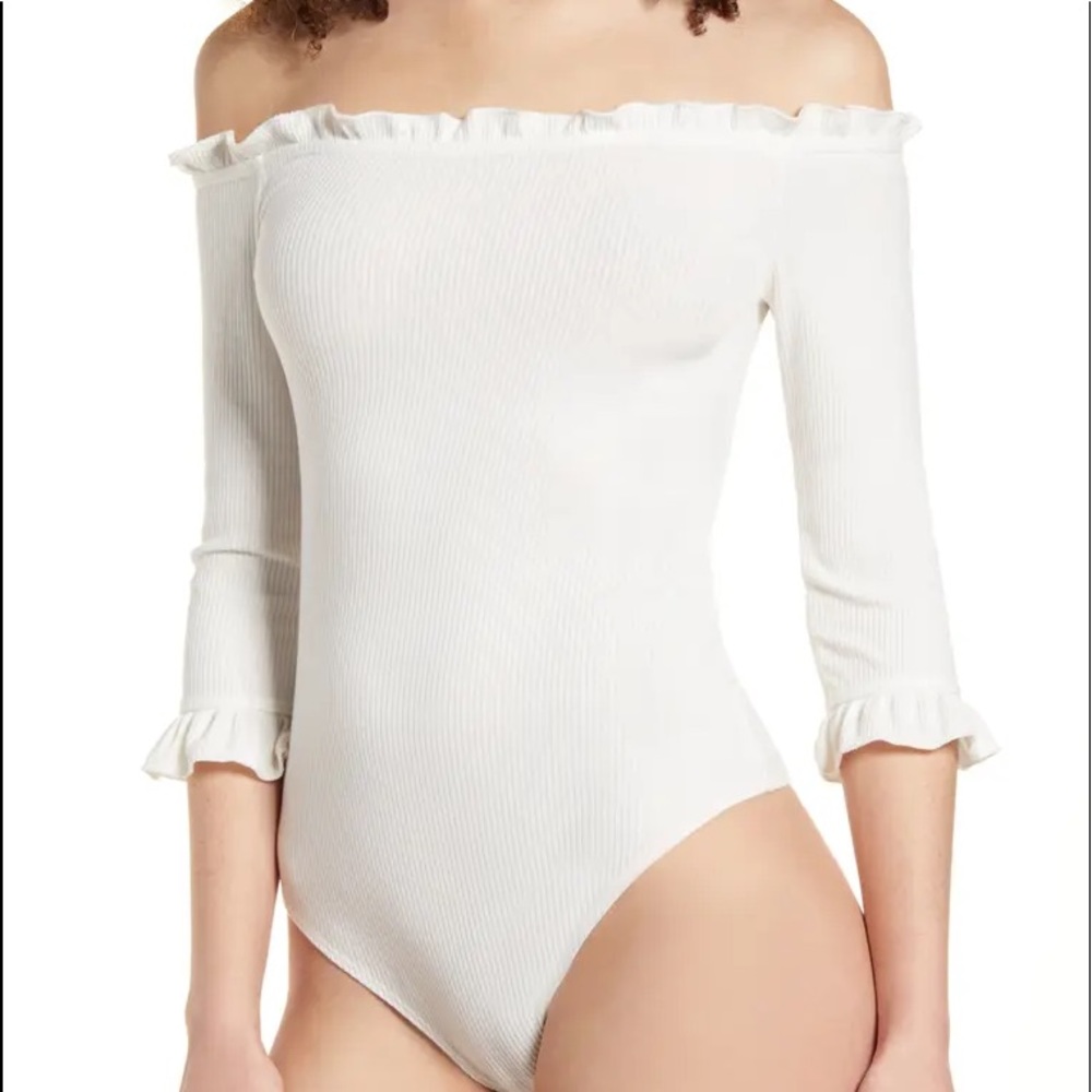 Socialite rubbed off the shoulder body suit!